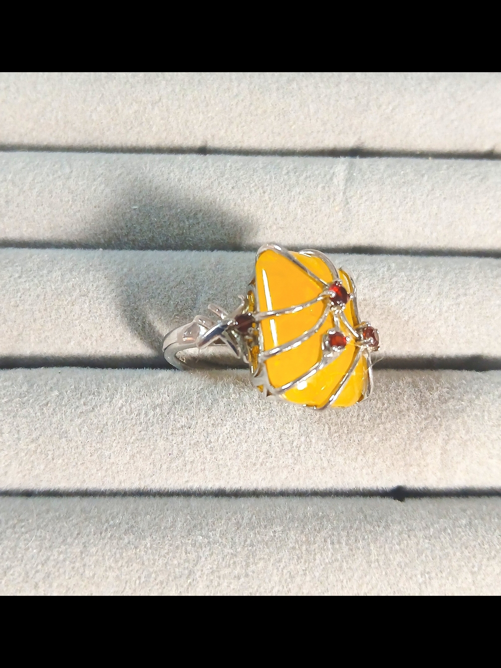 Sterling Silver Yellow Jade With 3 Small Garnets. - Picture 3 of 4
